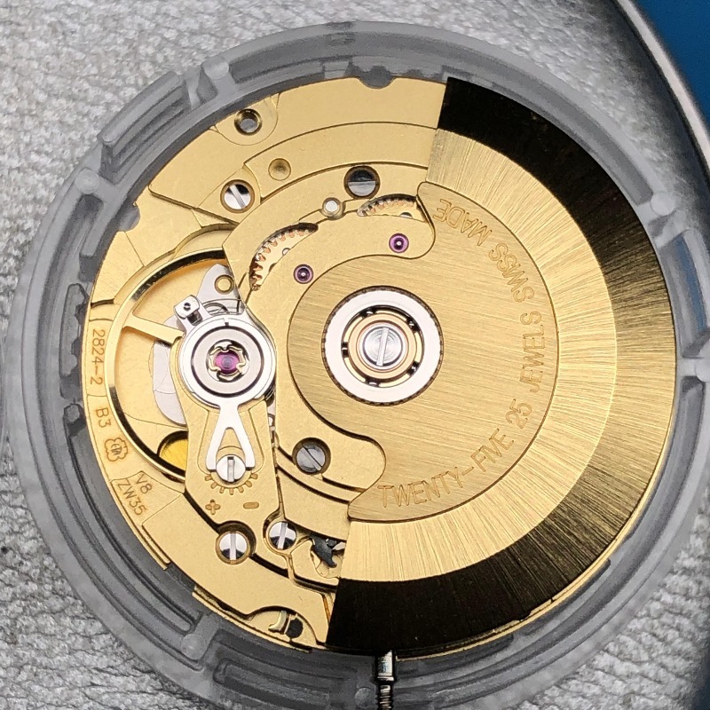 2824-2 Eninga Belo v8 認定ムーブメント - Watch V8 のレビューと価格